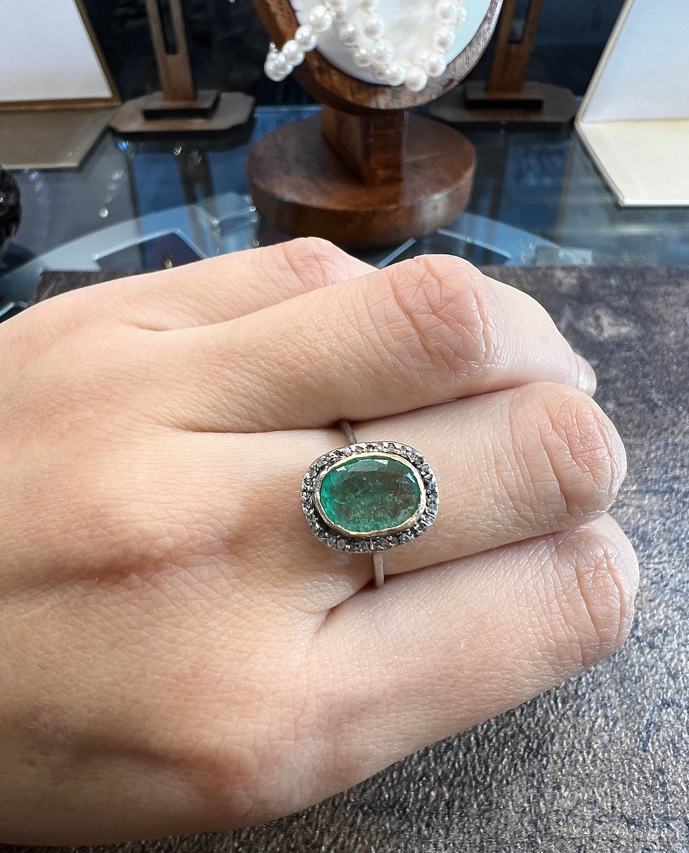 Miniatura: Pierścionek ze złota i platyny z owalnym szmaragdem i diamentami w klasycznej oprawie