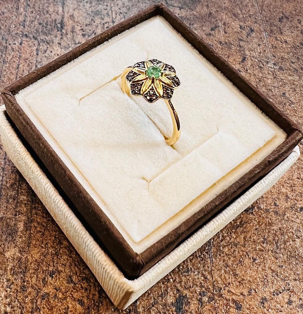 Złoty pierścionek 585 w kształcie kwiatka z szmaragdem i 24 diamentami, model Emerald Flower Sparkle