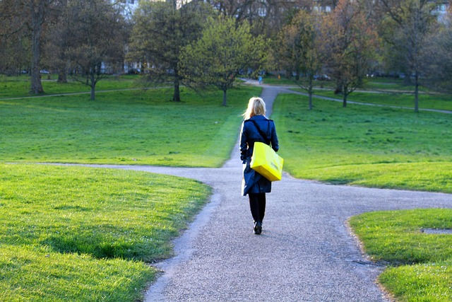 Femme devant le choix de plusieurs chemins