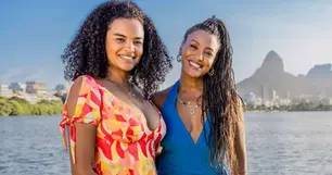 Lucy Ramos e Sheron Menezzes aparecem juntas em uma imagem de divulgação de “Por Você”. Na novela, as atrizes interpretam Juli e Bela, amigas de infância que voltam a se encontrar depois de muitos anos.