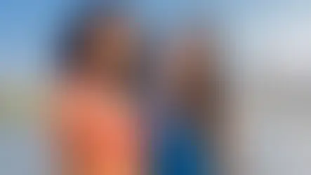 Lucy Ramos e Sheron Menezzes aparecem juntas em uma imagem de divulgação de “Por Você”. Na novela, as atrizes interpretam Juli e Bela, amigas de infância que voltam a se encontrar depois de muitos anos.