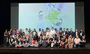 Equipe, realizadores premiados e homenageados da edição 2025 da “Goiânia Mostra Curtas” reunidos no palco durante cerimônia de encerramento.