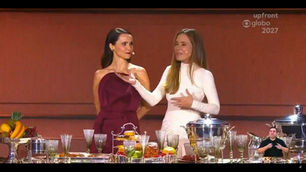 Débora Falabella, de vestido vinho, e Adriana Esteves, de branco, juntas no palco do Upfront Globo 2027 durante a apresentação da continuação de Avenida Brasil.