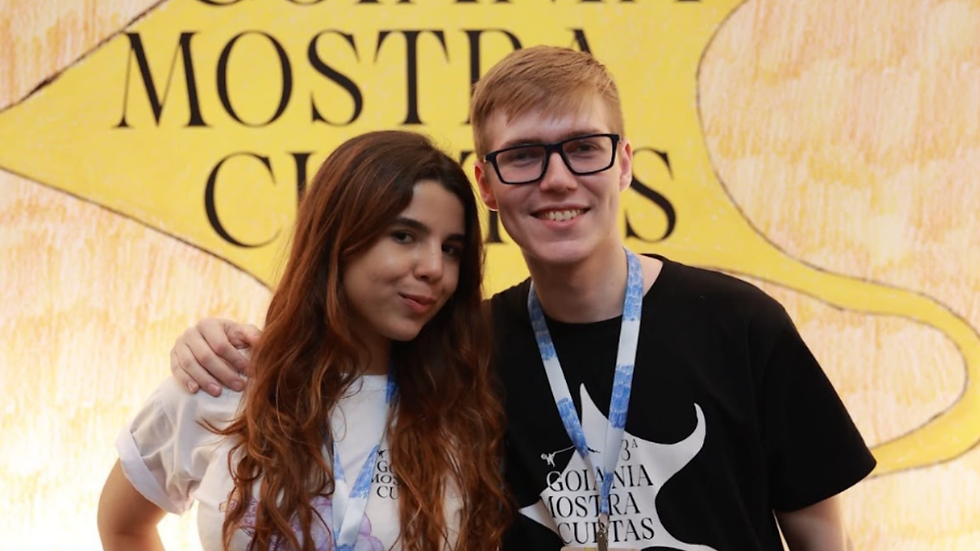 Mariana Melo e Victor Gabriel aparecem juntos durante a Goiânia Mostra Curtas. Os dois cineastas goianos foram selecionados para a primeira Residência para Jovens Cineastas do Festival de Cinema de Gramado.