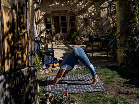 PRACTICAR YOGA CUANDO ME DUELEN LAS LUMBARES: