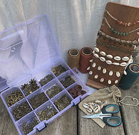 Artisan workshop dedicated to micro-macrame, with a work table filled with colored threads, natural beads and creative tools.