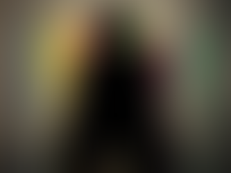 Schattenriss einer schwarzen Rollstuhlfahrerin im Vordergrund, beleuchtet von einem Spot, dahinter in verschiedenen Farben (blau, gelb, rot, lila, grün, orange) stilisierte Menschen, die Vielfalt und Repräsentanz symbolisieren.