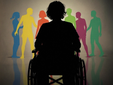 Schattenriss einer schwarzen Rollstuhlfahrerin im Vordergrund, beleuchtet von einem Spot, dahinter in verschiedenen Farben (blau, gelb, rot, lila, grün, orange) stilisierte Menschen, die Vielfalt und Repräsentanz symbolisieren.