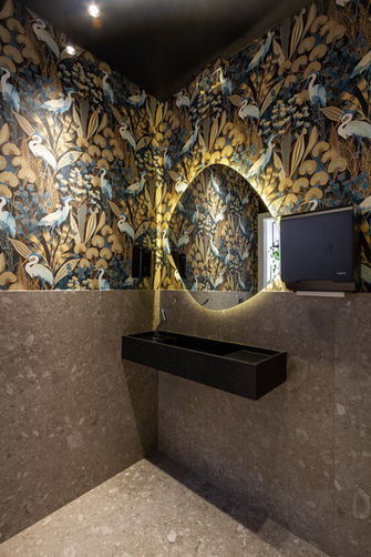 lavabo acessível com bancada com vão livre embaixo e torneira de alavanca