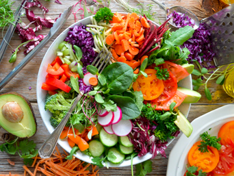 Os benefícios de comer verduras e frutas da época