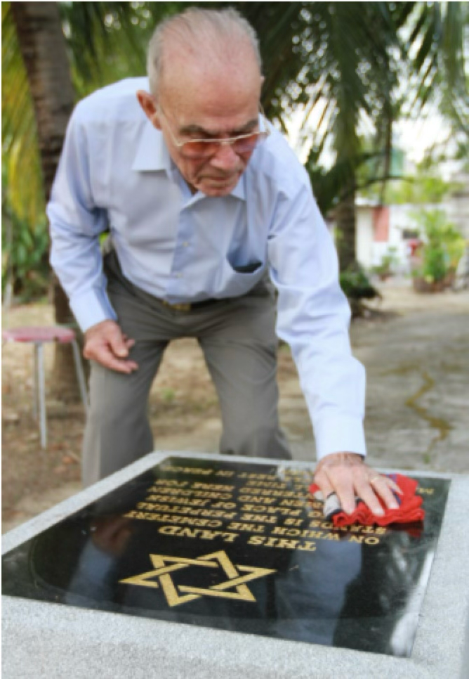 年年回來檳城給父親和兒子掃墓的Abraham Jacobs Picture : The Star