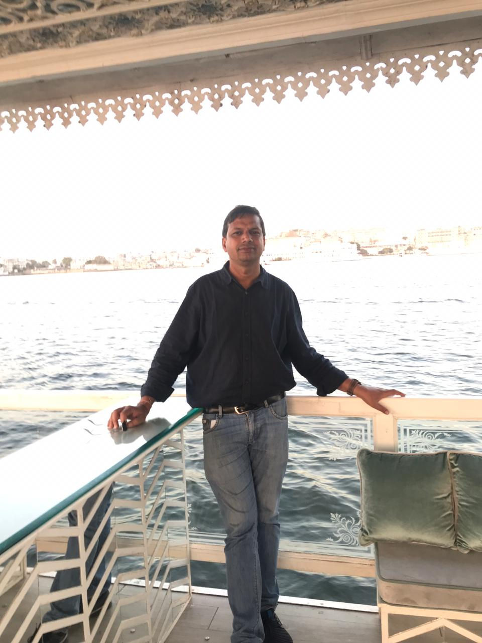 Das Taj Mahal in Agra im warmen Licht des Sonnenaufgangs, Symbol für Indiens Goldenes Dreieck.