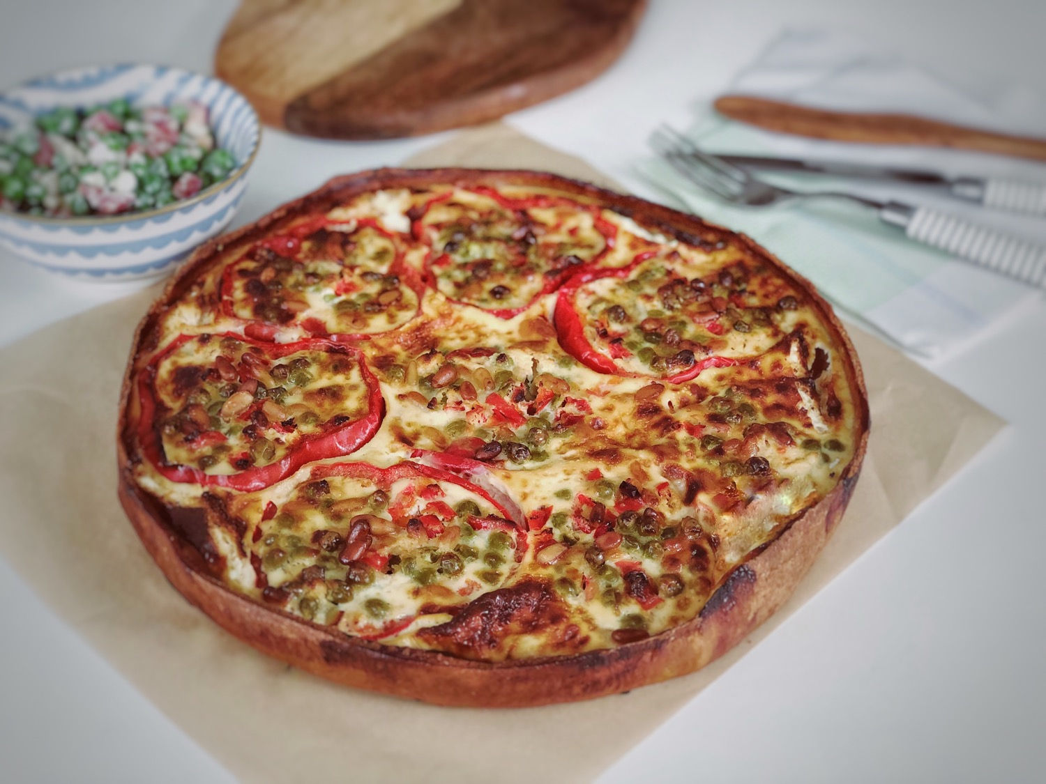 Z papryką, zielonym groszkiem, orzechami pinii i serem feta