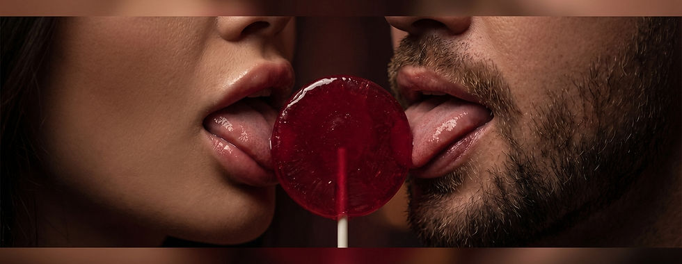 Nahaufnahme zweier Personen mit rotem Lollipop als sinnlicher Einstieg zu diskreten Fragen und Antworten.