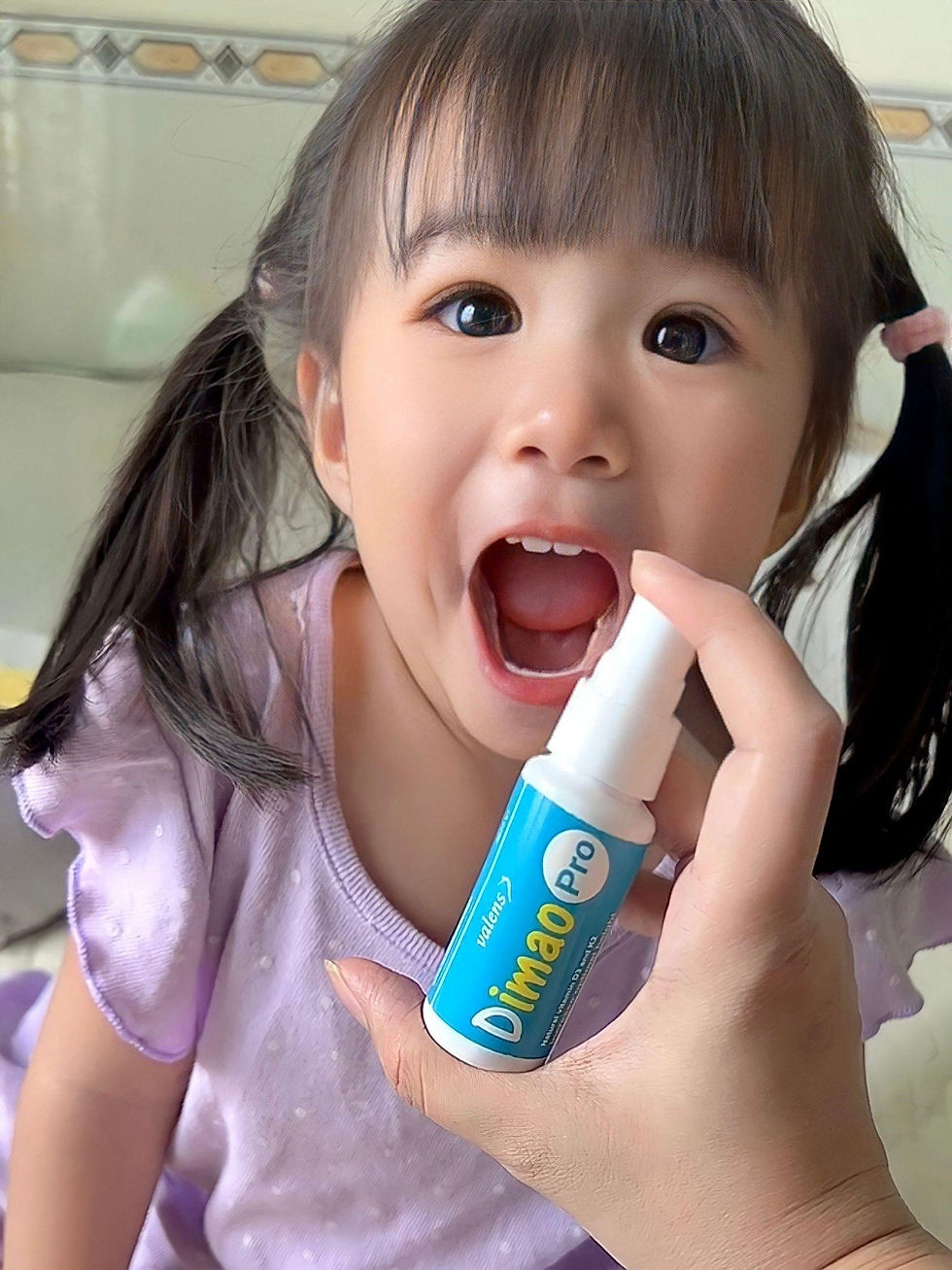 Em bé há miệng to cho mẹ xịt Dimao Pro