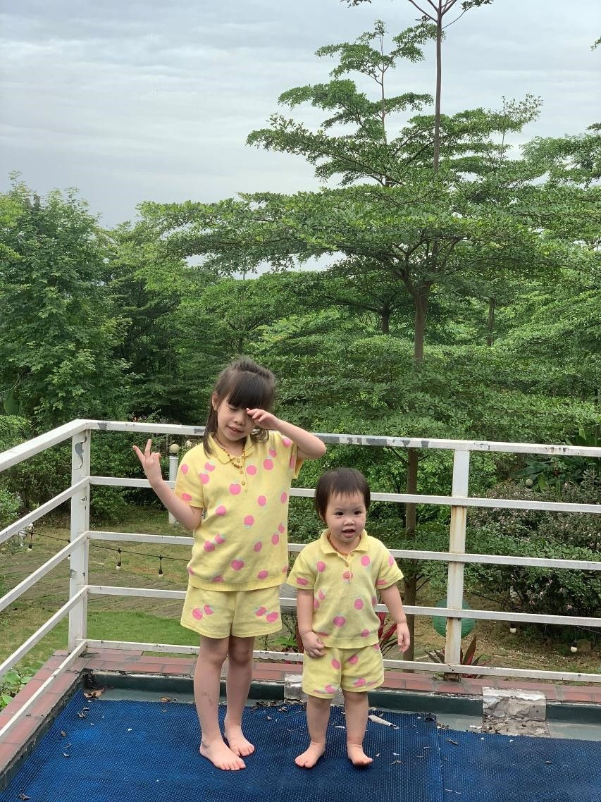 2 bé Gà và Cỏ được dùng Dimao Pro từ sớm