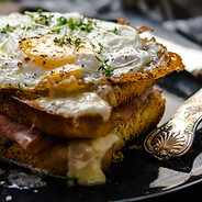 Ei und Speck-Sandwich