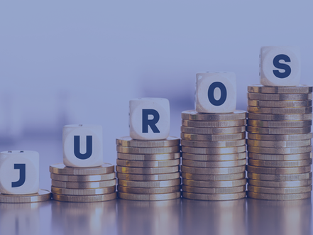 Moedas de metal empilhadas em ordem crescente e sobre elas dados formando a palavra juros.