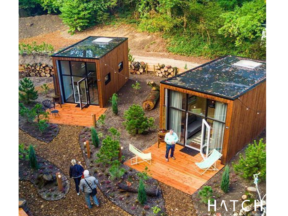 ⛺ DISEÑO DE CABAÑAS (Arquitectura) En uso moderno, una cabaña es una vivienda sencilla, típicamente ubicada en áreas rurales o semirrurales. Originalmente en la Edad Media, las cabañas albergaron a trabajadores agrícolas y a sus familias. Así, las cabañas eran unidades campesinas más pequeñas.