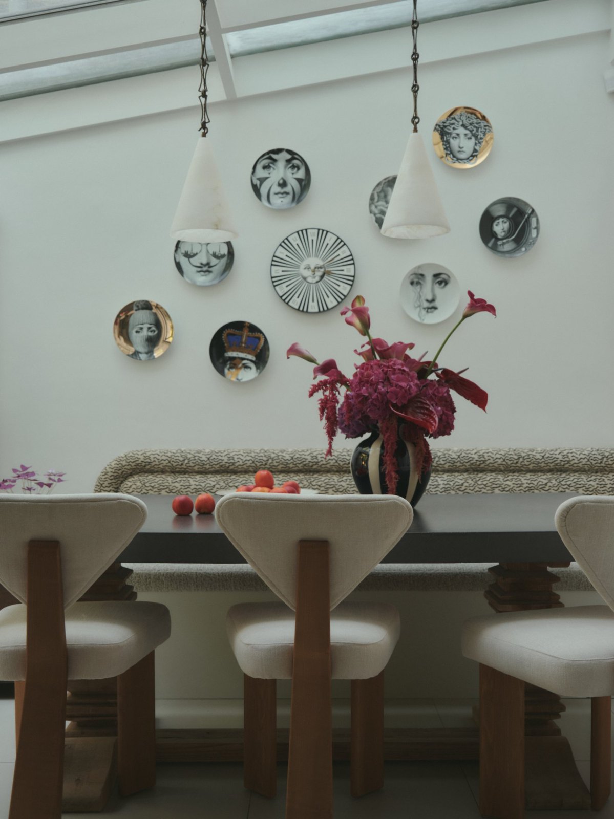 Chiswick House kitchen with banquette and plate wall