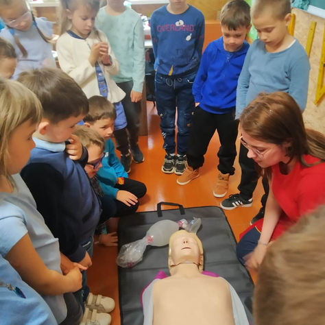 Лікарка медицини невідкладних станів провела урок для першокласників