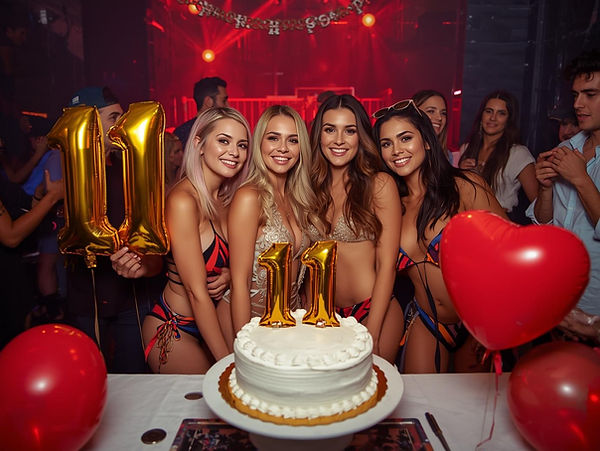 arka planda kırmızı ışıklı gece clubü ve eğlenen insanlar ön planda ellerinde büyük bir do