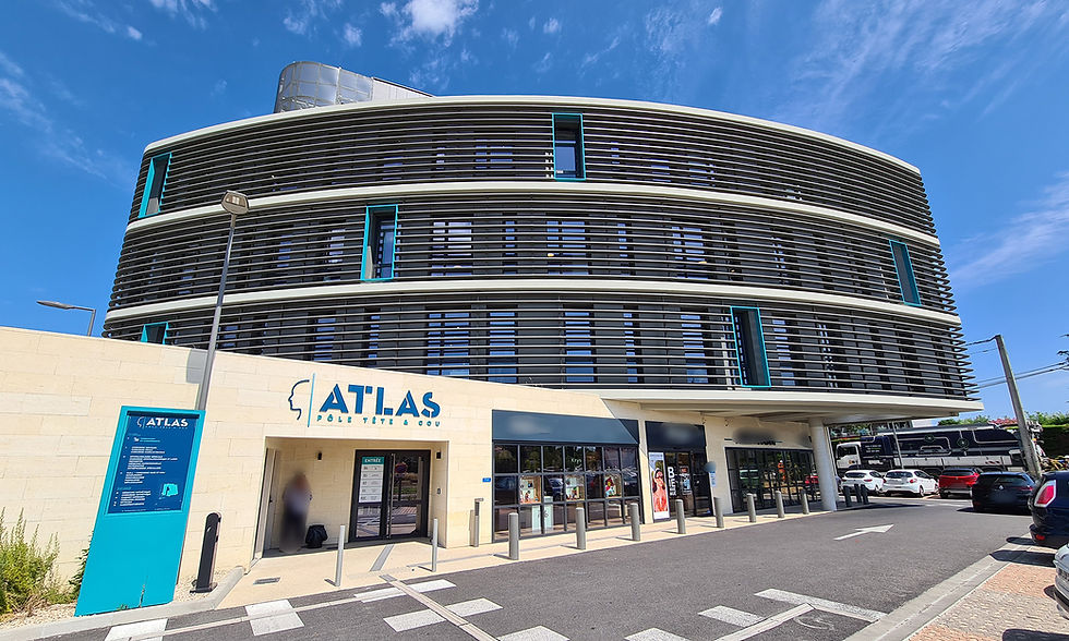 Façade avec brise soleil courbe, parement pierre, bâtiment en R+4 - 2700m²