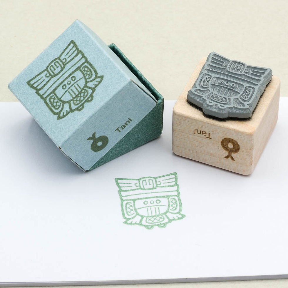 Handgemachter Holzstempel, Motivstempel mit Motiv Tani in Papierschachtel; Ansicht Stempelunterseite.