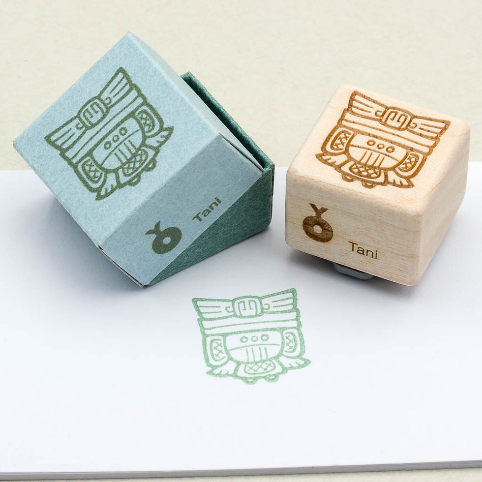 Handgemachter Holzstempel, Motivstempel mit Motiv Tani in Papierschachtel; Ansicht Stempeloberseite.