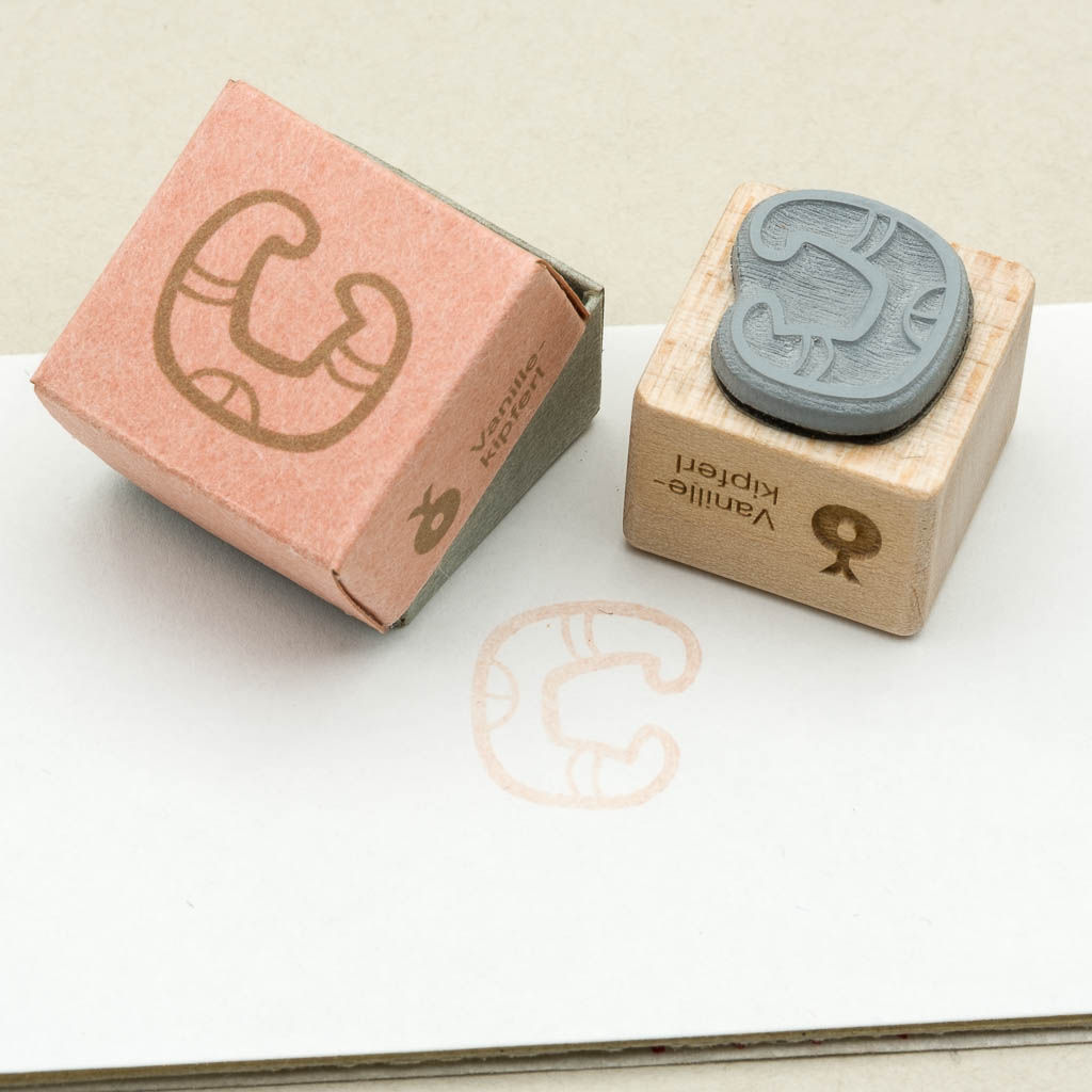 Handgemachter Holzstempel, Motivstempel mit Motiv Vanillekipferl in Papierschachtel; Ansicht Stempelunterseite