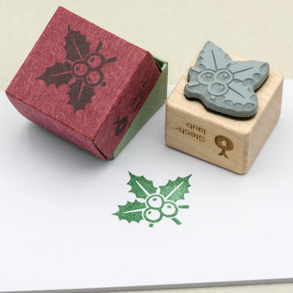 Handgemachter Holzstempel, Motivstempel mit Motiv Stechlaub in Papierschachtel; Ansicht Stempelunterseite