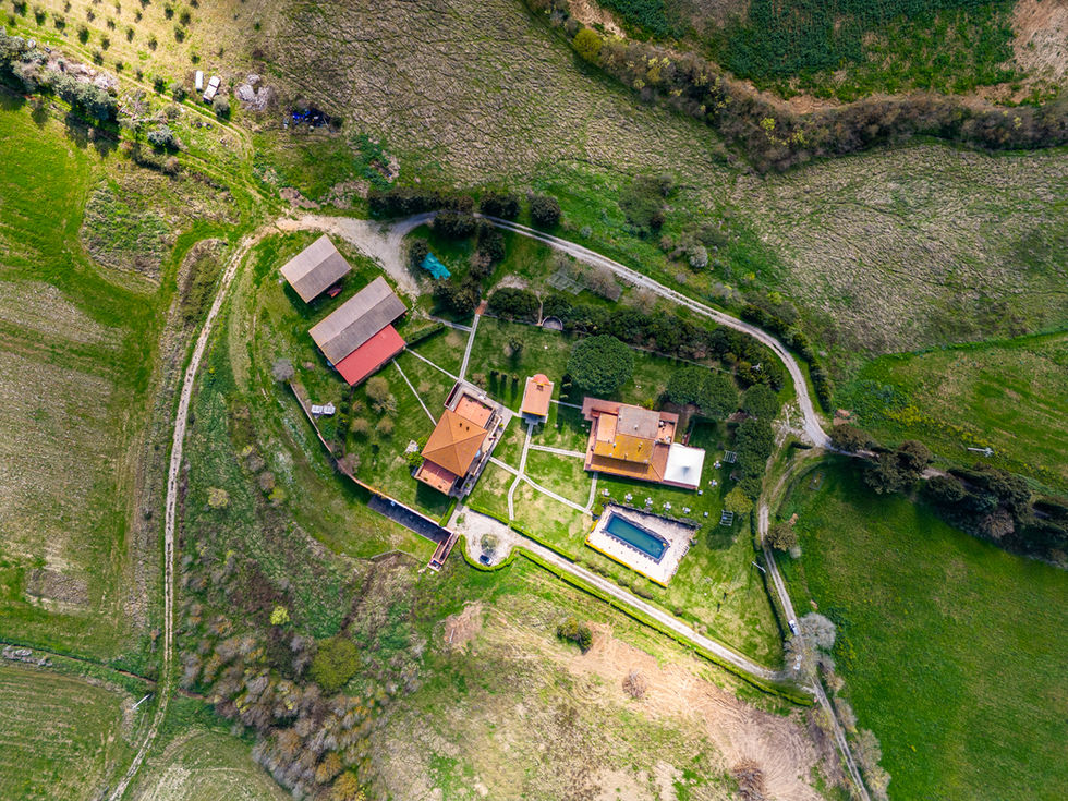 Vista aerea drone di villa con piscina in Toscana, fotografia immobiliare per vendita e marketing real estate