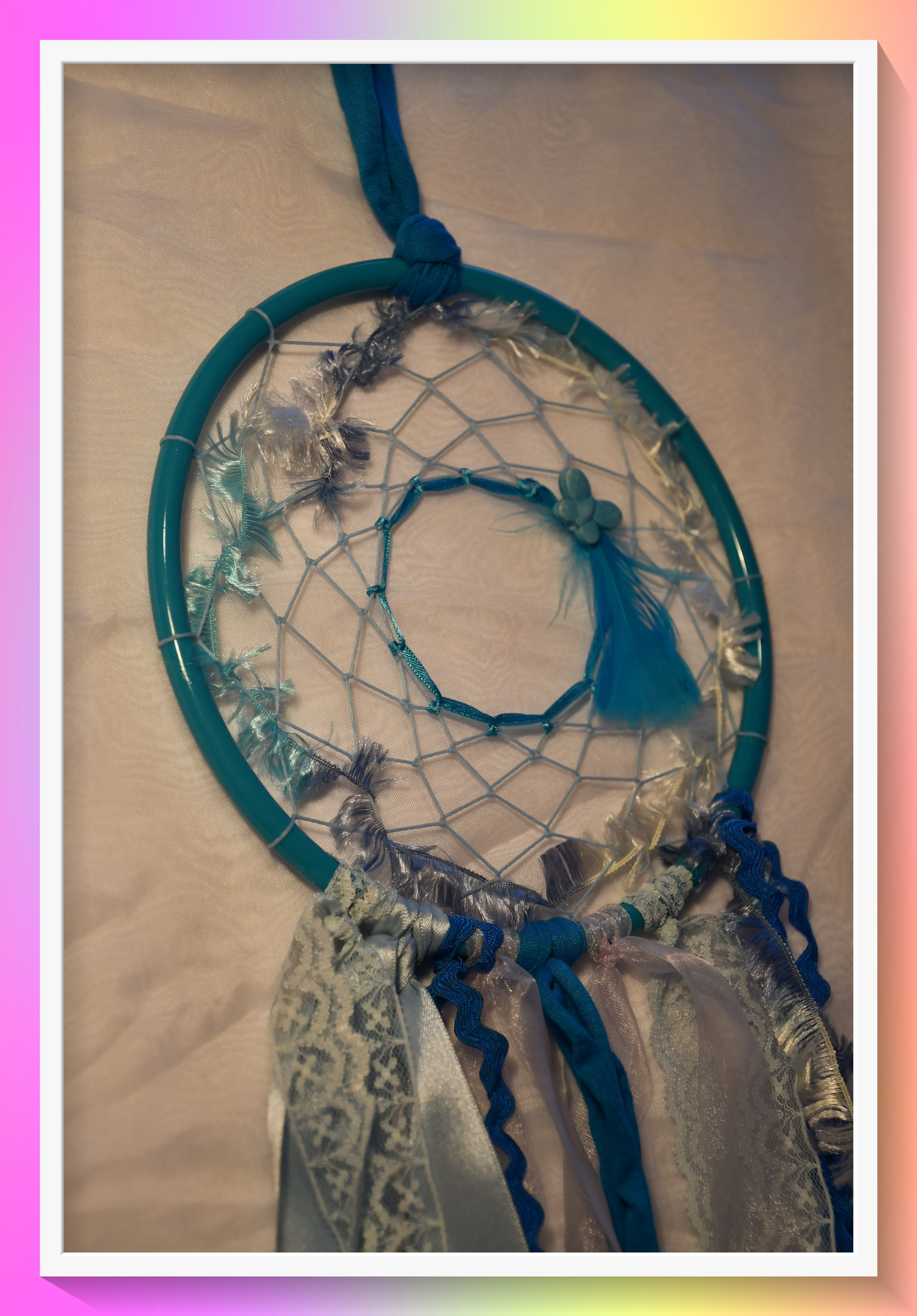 Atrapasueños celeste con cintas y plumas