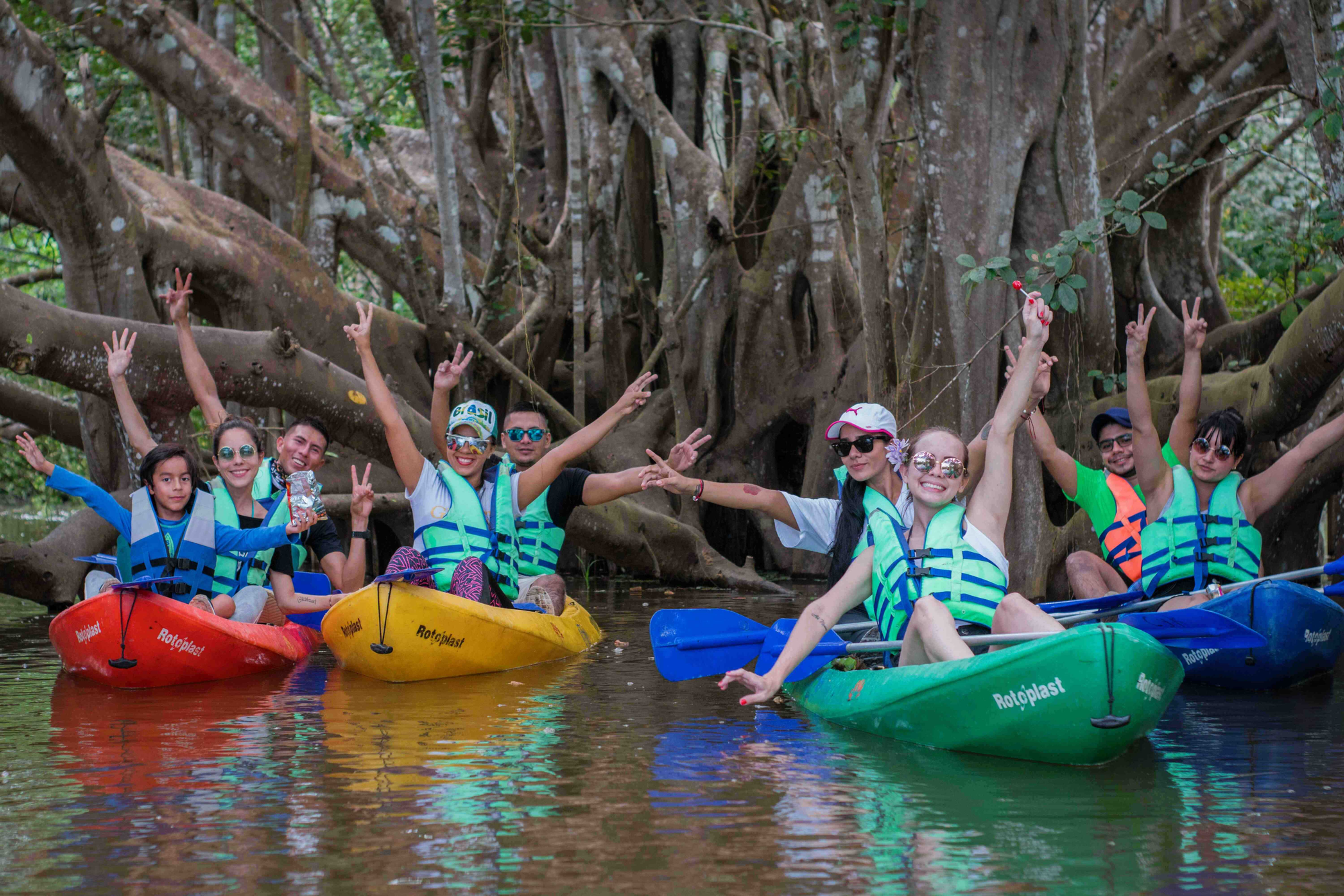 turistas levantan los brazos a borde varias kayack en el amazonas