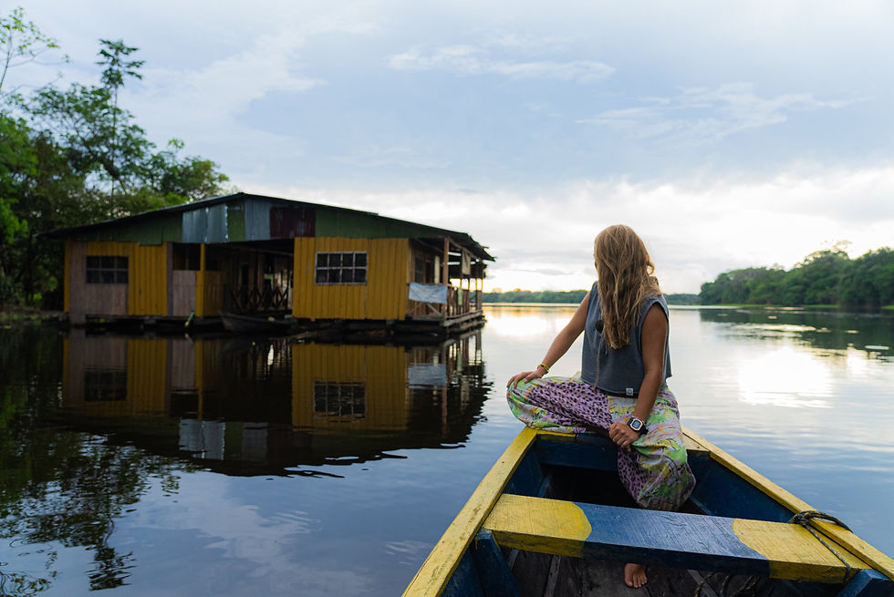 Mujer a bordo de un bote de madera artesanal en la amazonía colombiana
