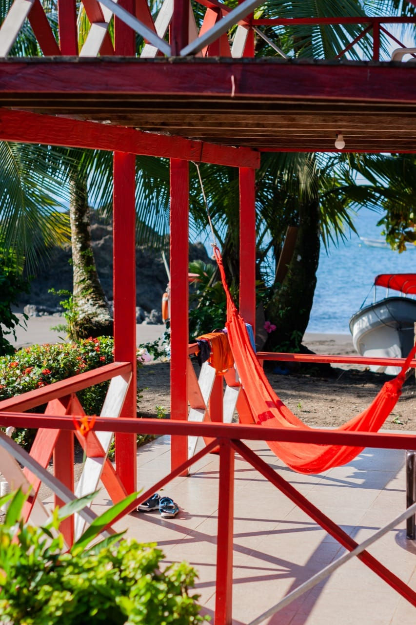 Miniatura: hacama en un balcón de cabaña del eco hotel Nautilos en Nuquí