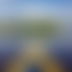 Bote de madera atraviesa el río Amazonas