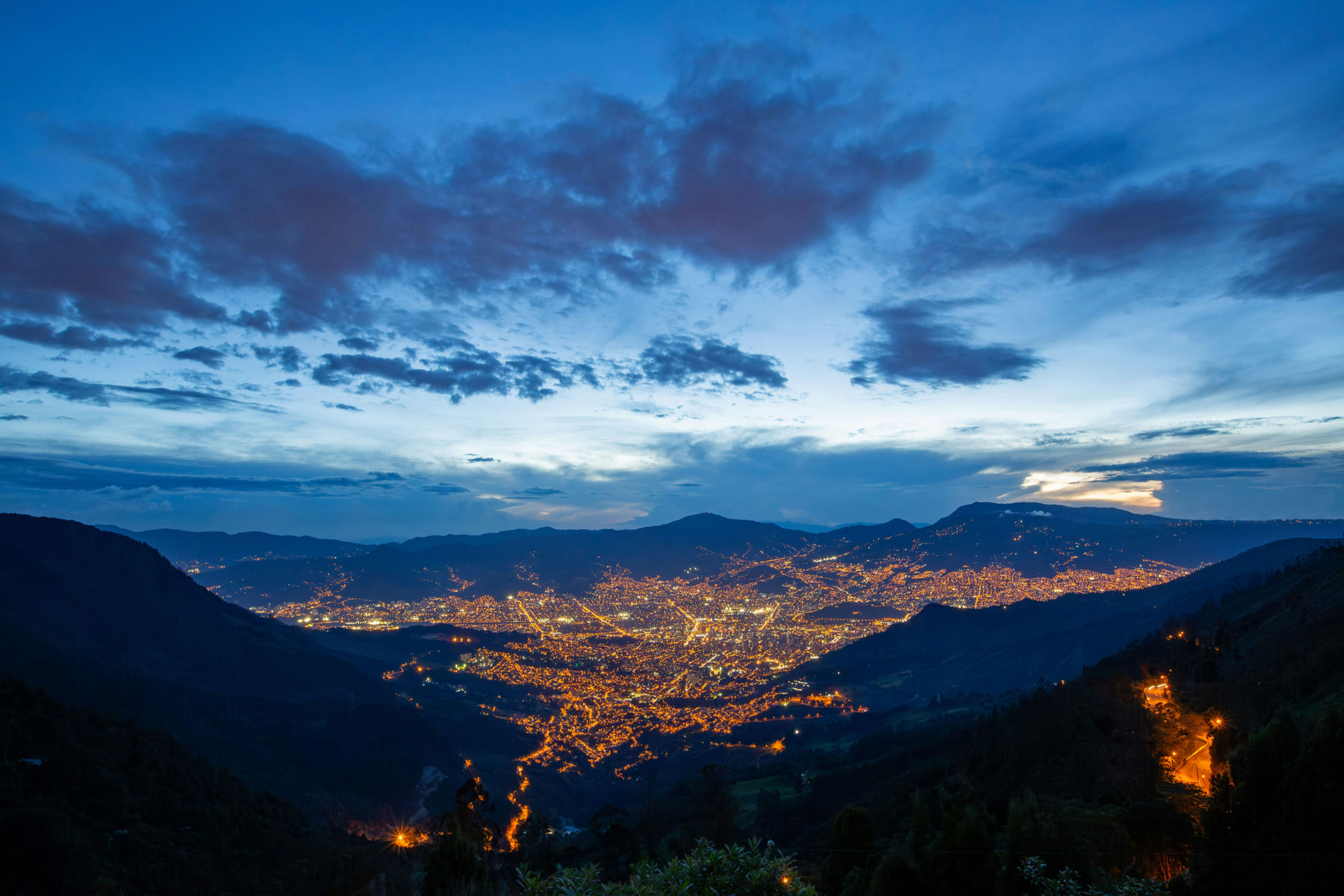 Vista nocturna panoramica de Medellín