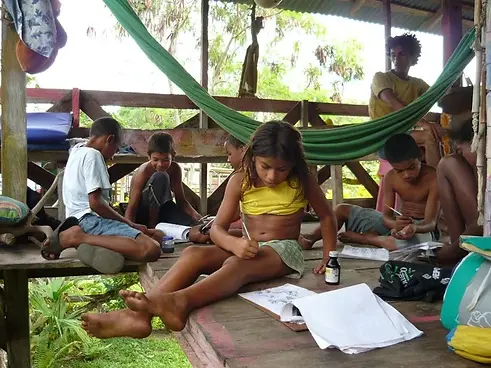 Taller de tatuajes temporales con jagua con presencia del fundador de Econexa Travel en su