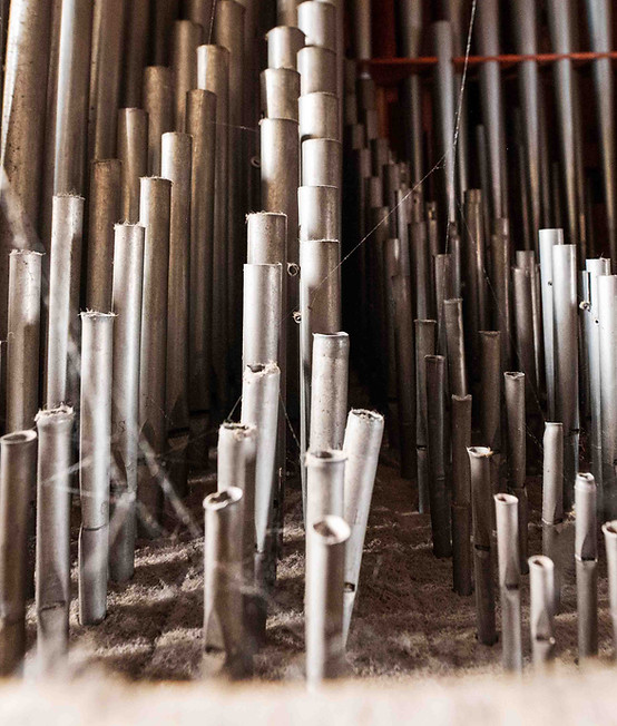 Kaputte und staubige Pfeifen in der aktuellen Orgel