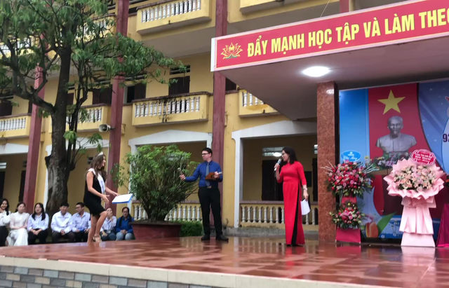 World Miss University England special guest speech at Vietnamese School English Speaking Competition