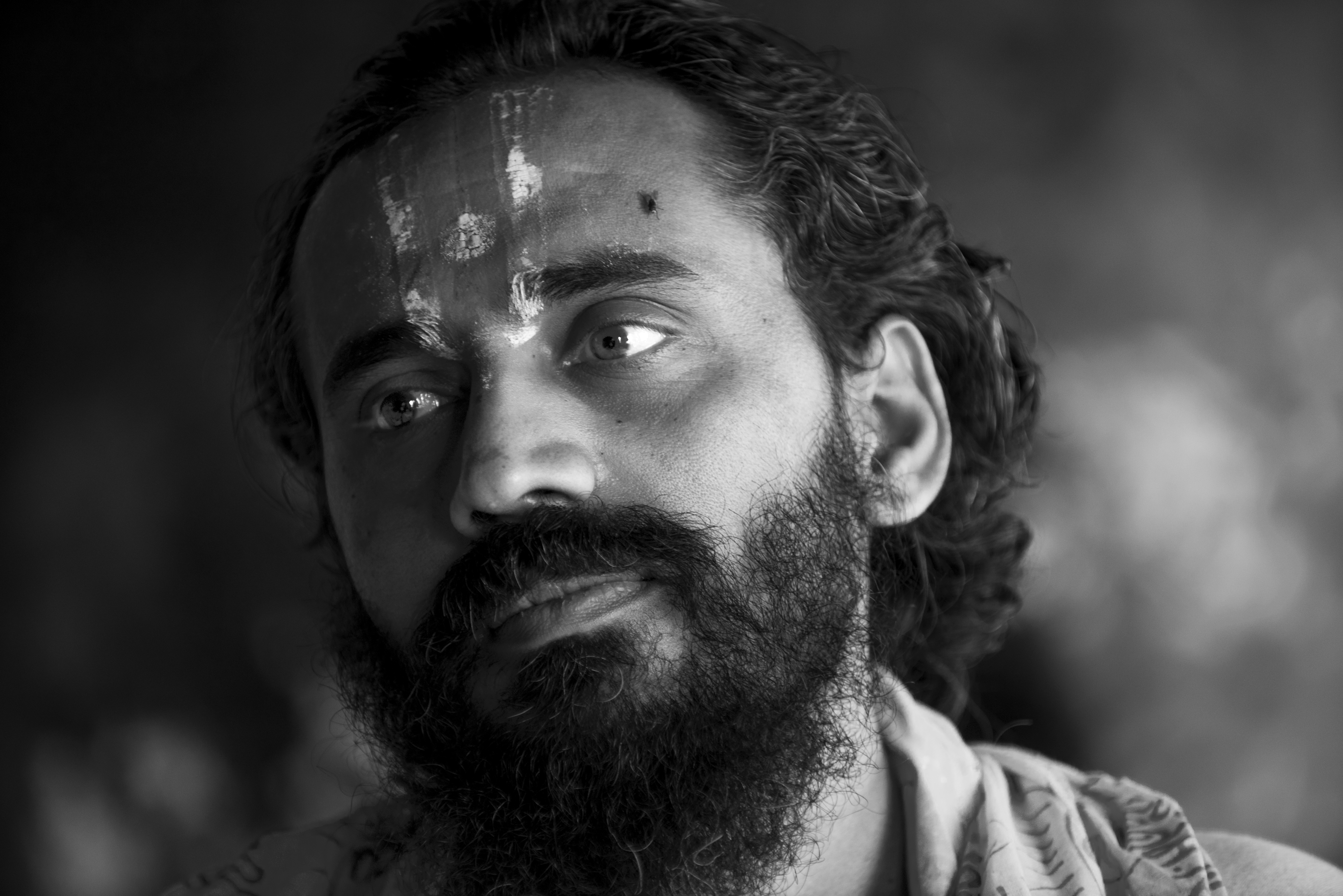 Giovane saddhu nel tempio di Shiva