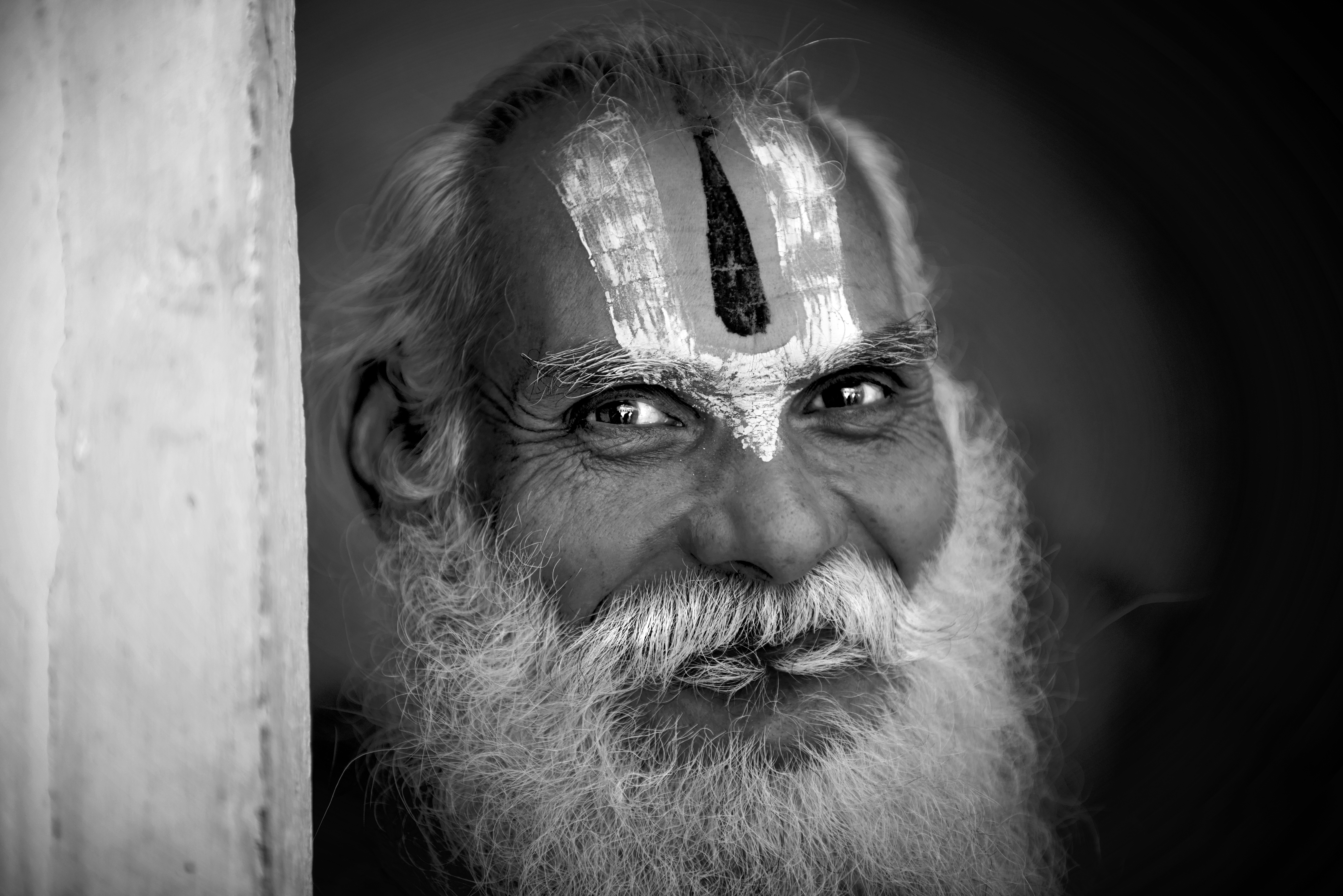 Vecchio saddhu nel tempio di Shiva