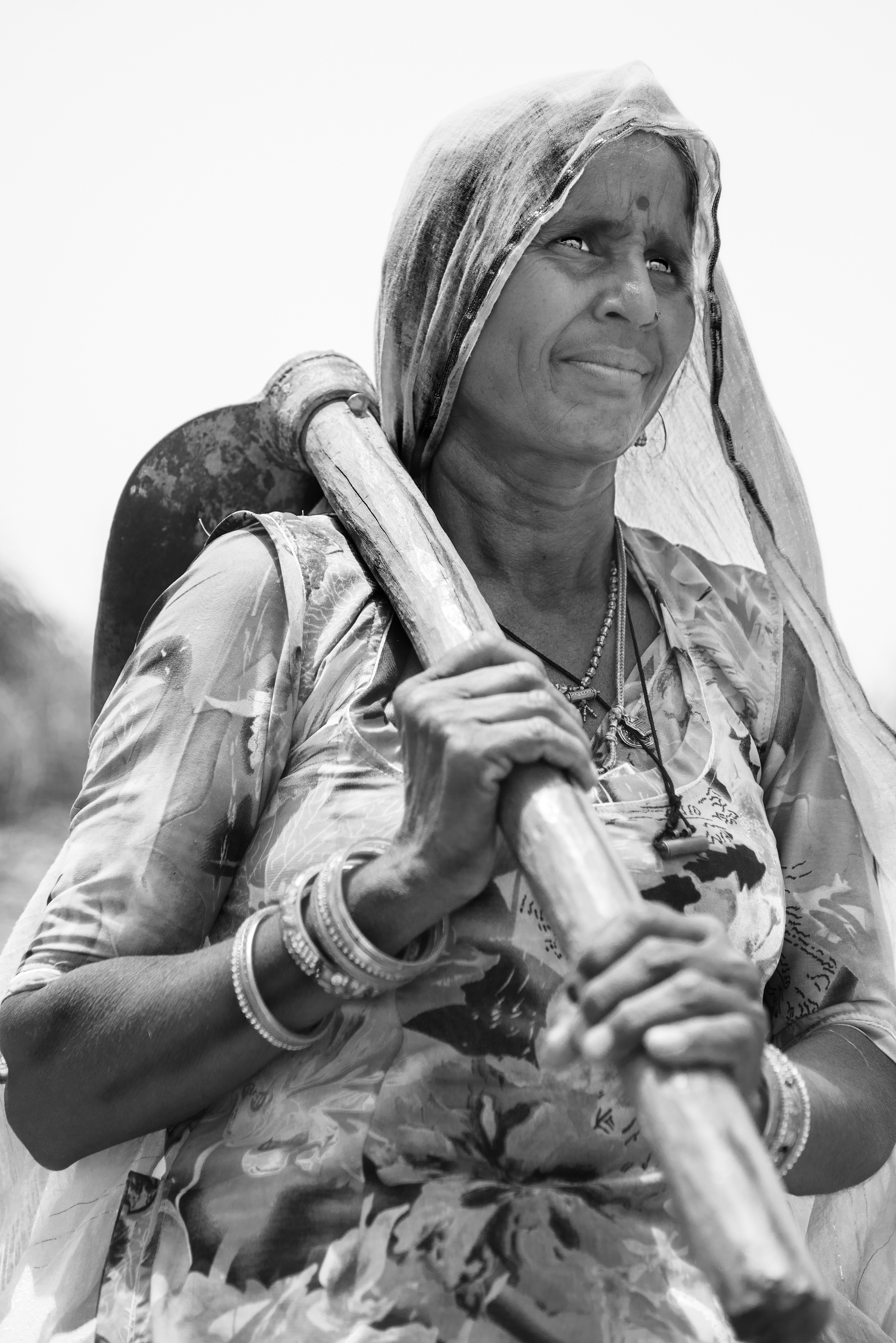 Donna al lavoro nei campi