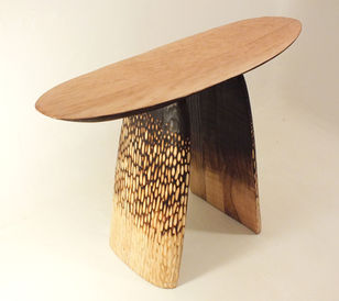 sculpté à la main dans un design ethnique, des lignes fines et des formes organiques