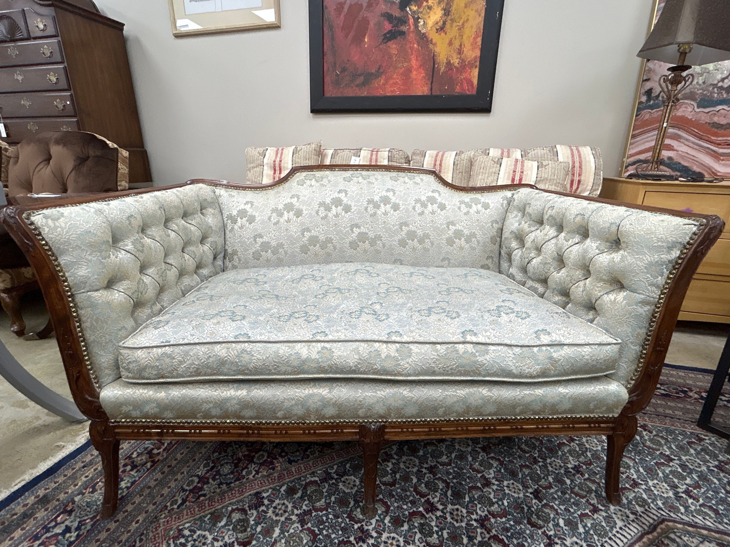 Victorian-Style Tufted Loveseat