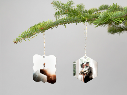 Photo christmas ornaments hanging from a tree branch