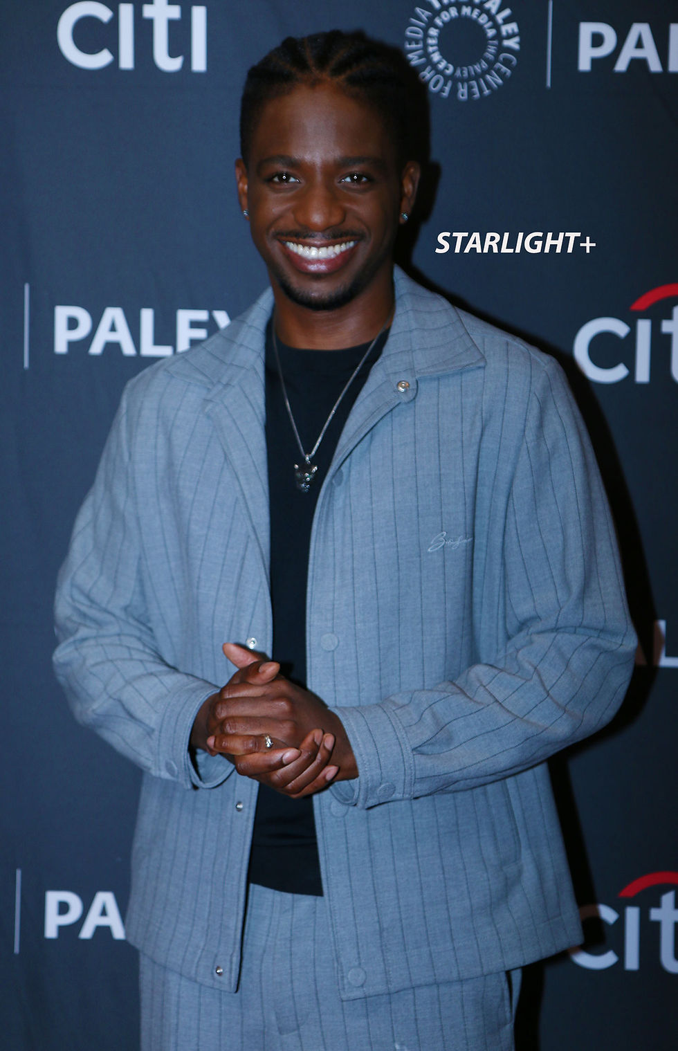 SAMUEL ARNOLD (CAST/JULIEN) "EMILY IN PARIS "
