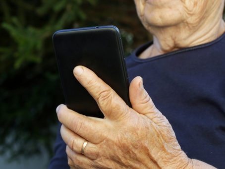 Brecha digital en Chile: el desafío de incluir a los adultos mayores en la era tecnológica