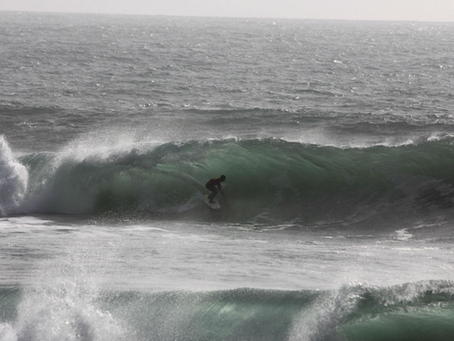 El surfista Ramón Navarro y la Fundación Punta de Lobos se suman al llamado a revisar el proyecto de espigón en caleta Los Botes, Pelluhue